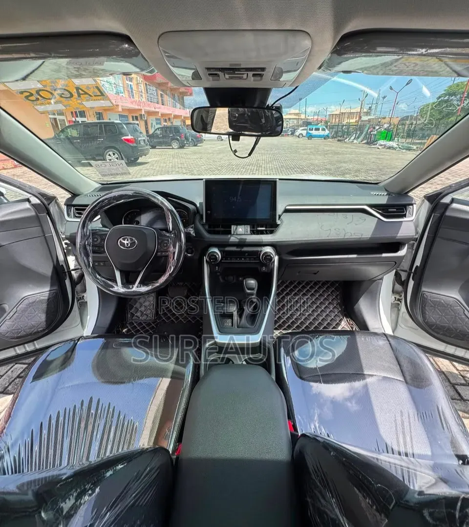 Toyota RAV4 2021 White