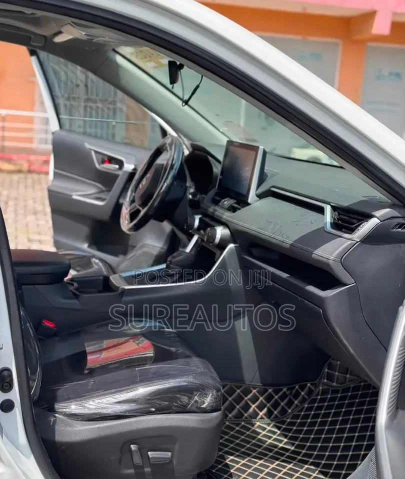 Toyota RAV4 2021 White