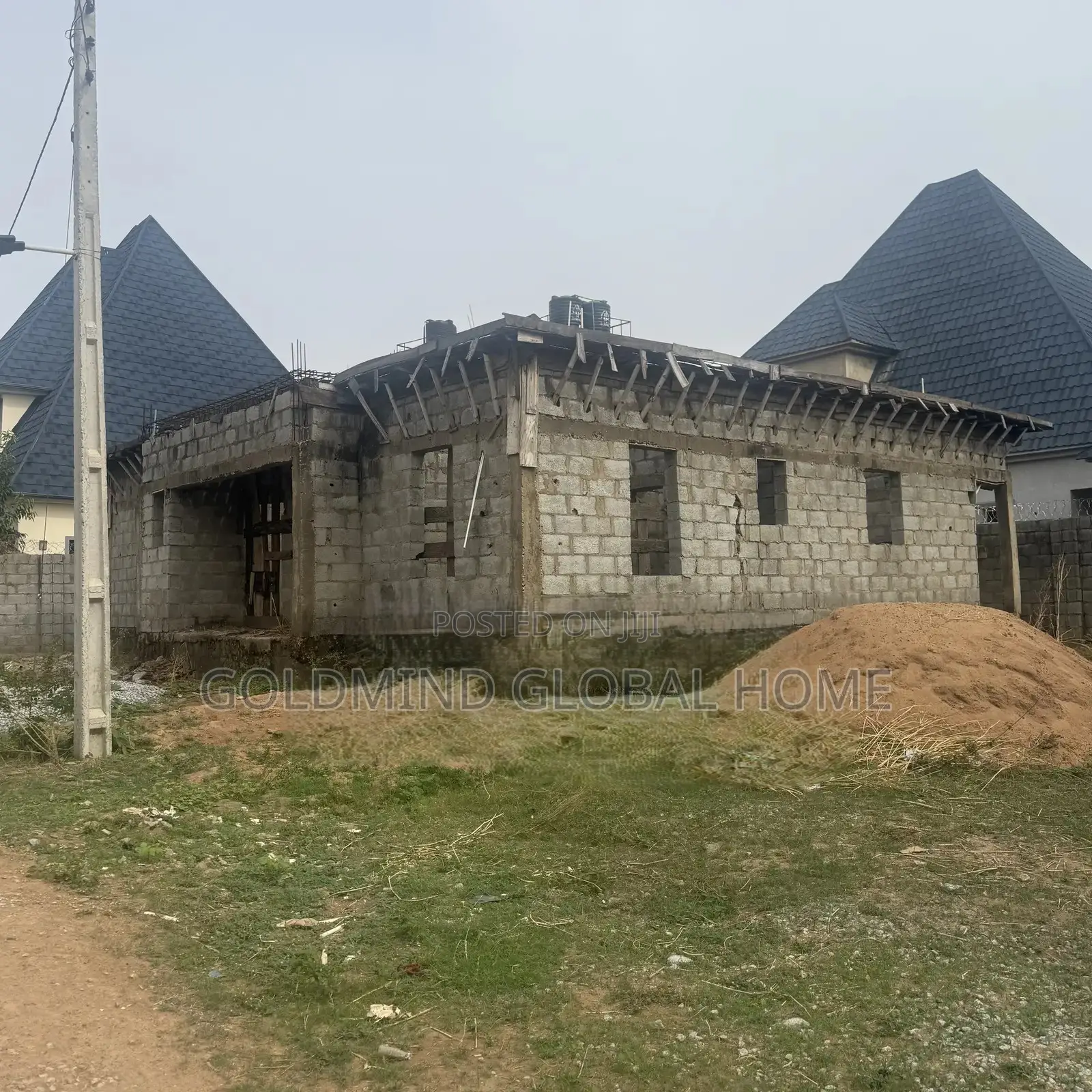 4bdrm Penthouse in Lugbe District. for sale