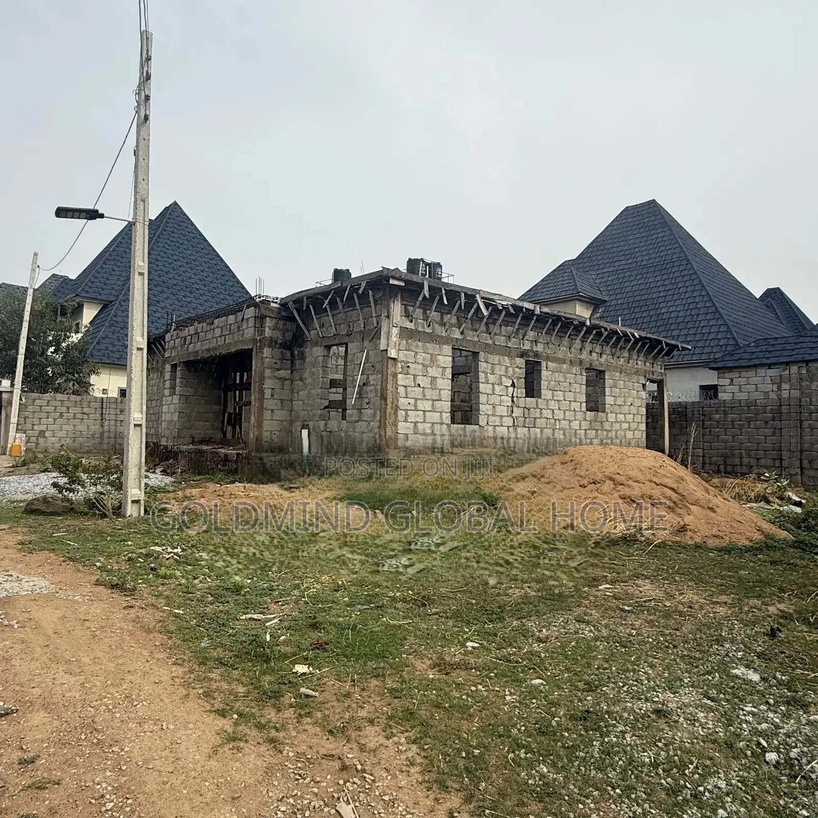 4bdrm Penthouse in Lugbe District. for sale