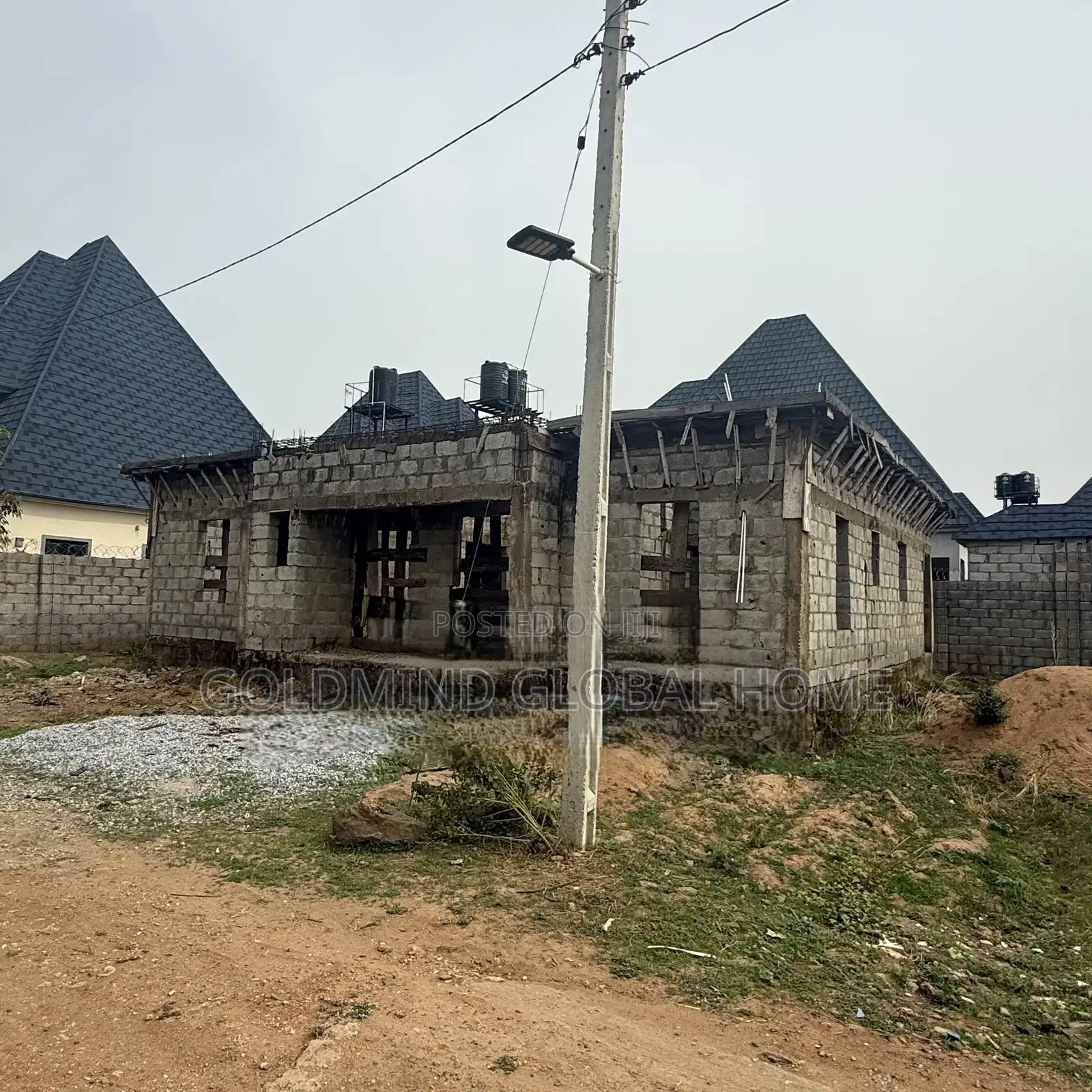4bdrm Penthouse in Lugbe District. for sale