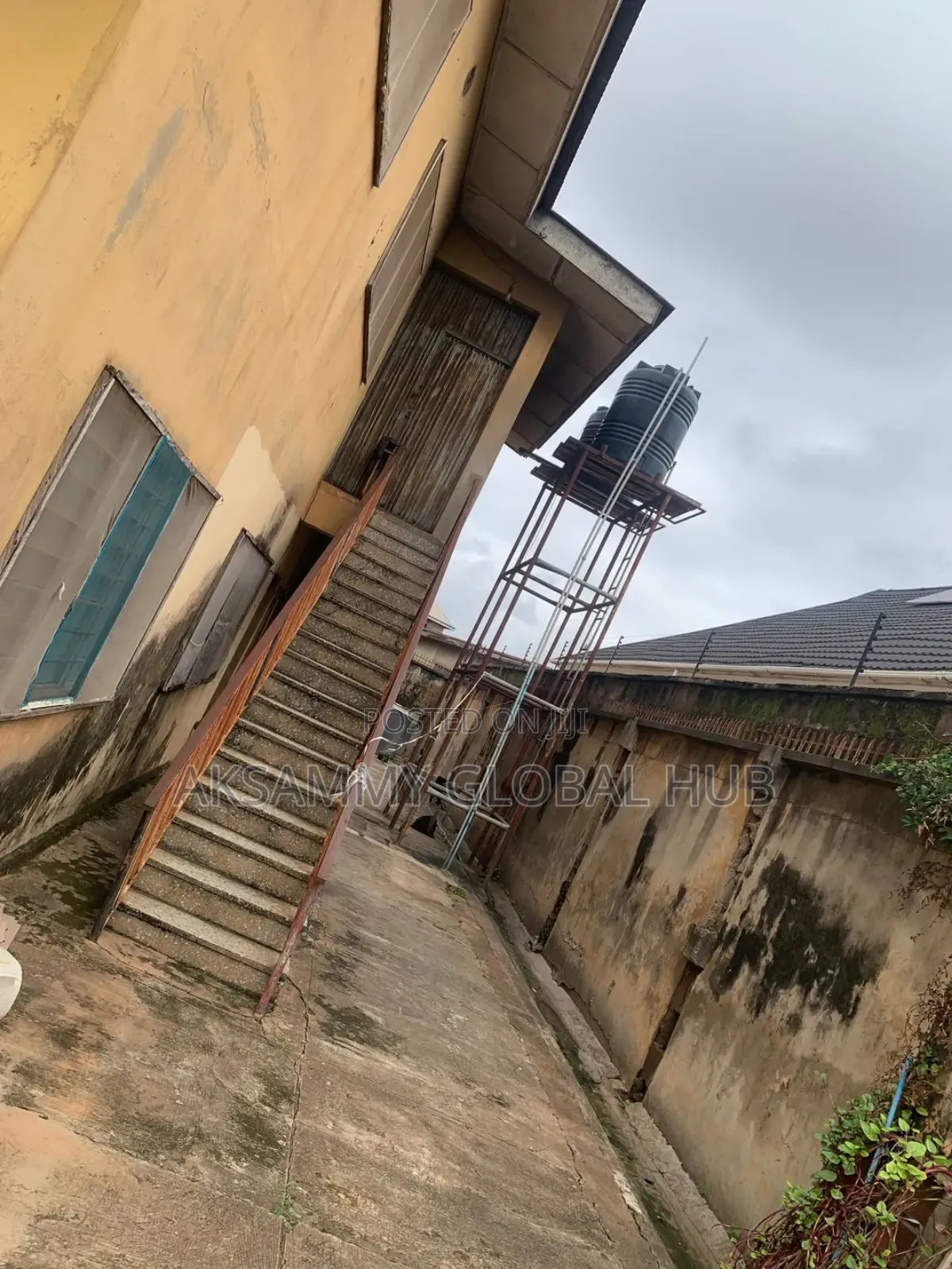 12bdrm Block of Flats in Orogun, Ibadan for sale