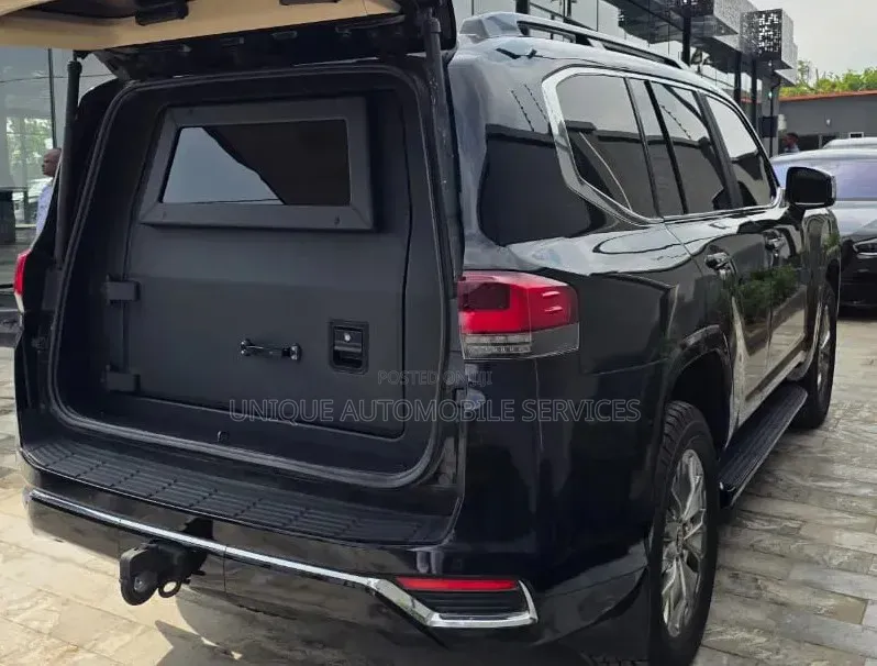 Toyota Land Cruiser LC300 2025 Matt Black