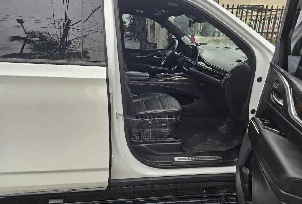 Cadillac Escalade Premium Luxury 2024 White