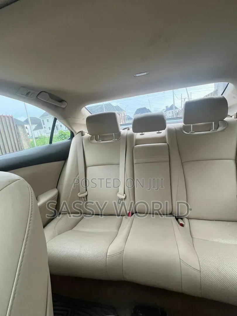 Lexus ES 2012 Green