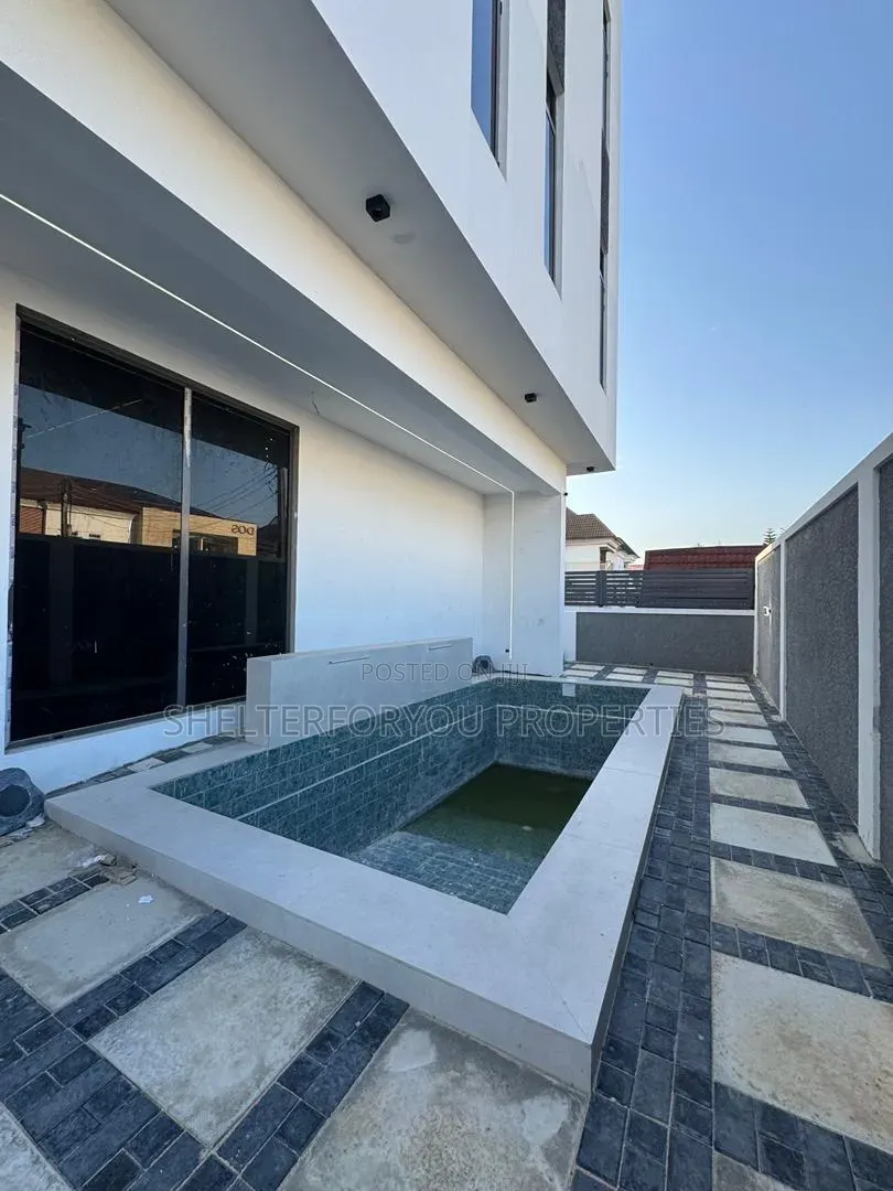 5bdrm Duplex in Lekki Phase 1 for sale