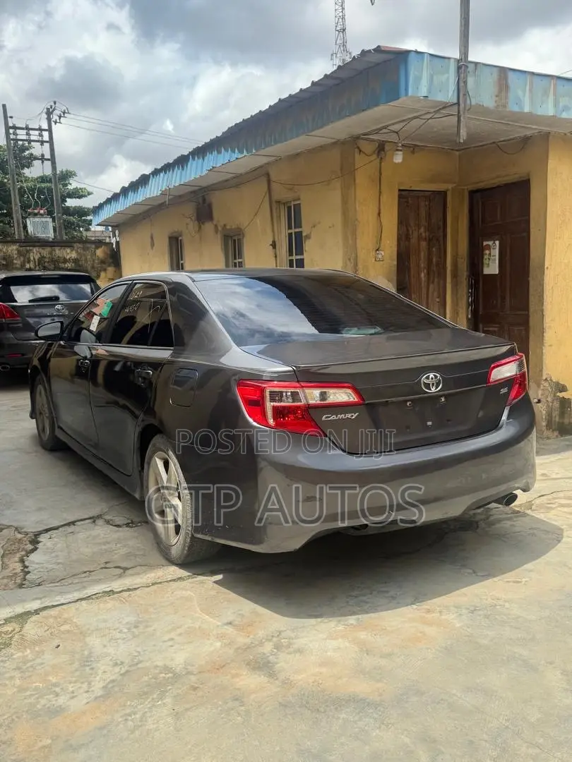 Toyota Camry SE 4dr Sedan (2.5L 4cyl 6A) 2014 Gray