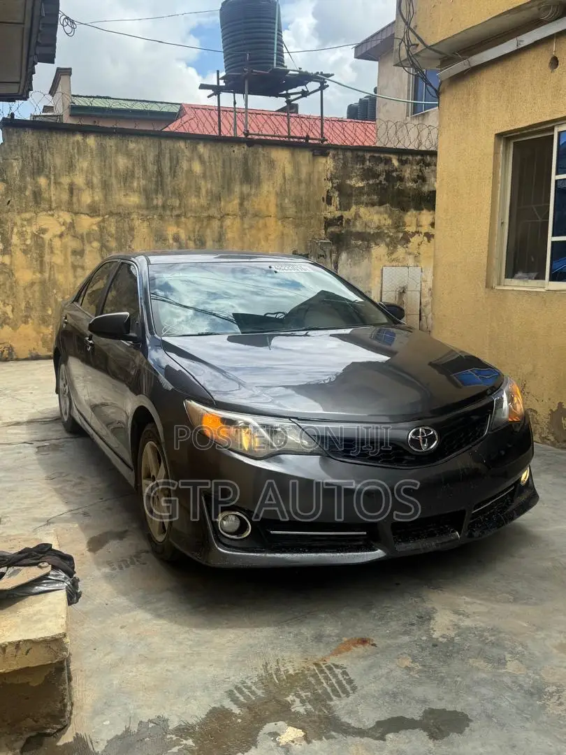 Toyota Camry SE 4dr Sedan (2.5L 4cyl 6A) 2014 Gray