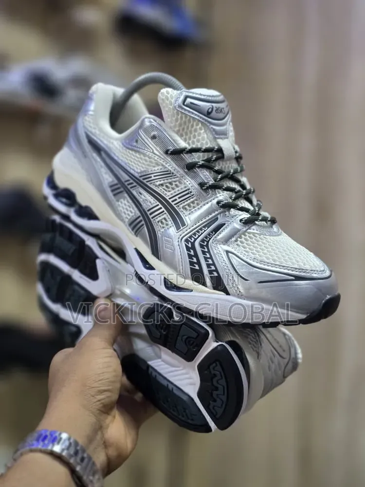 Asics Performance Sneakers – Sleek Comfort Everyday Style
