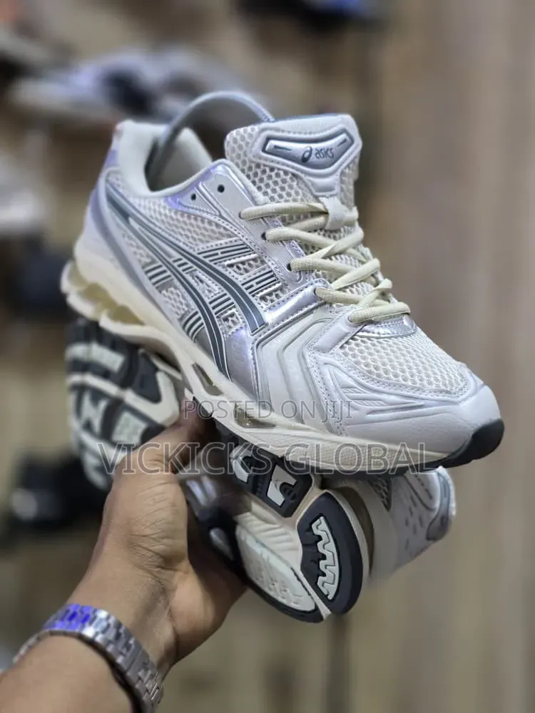Asics Performance Sneakers – Sleek Comfort Everyday Style