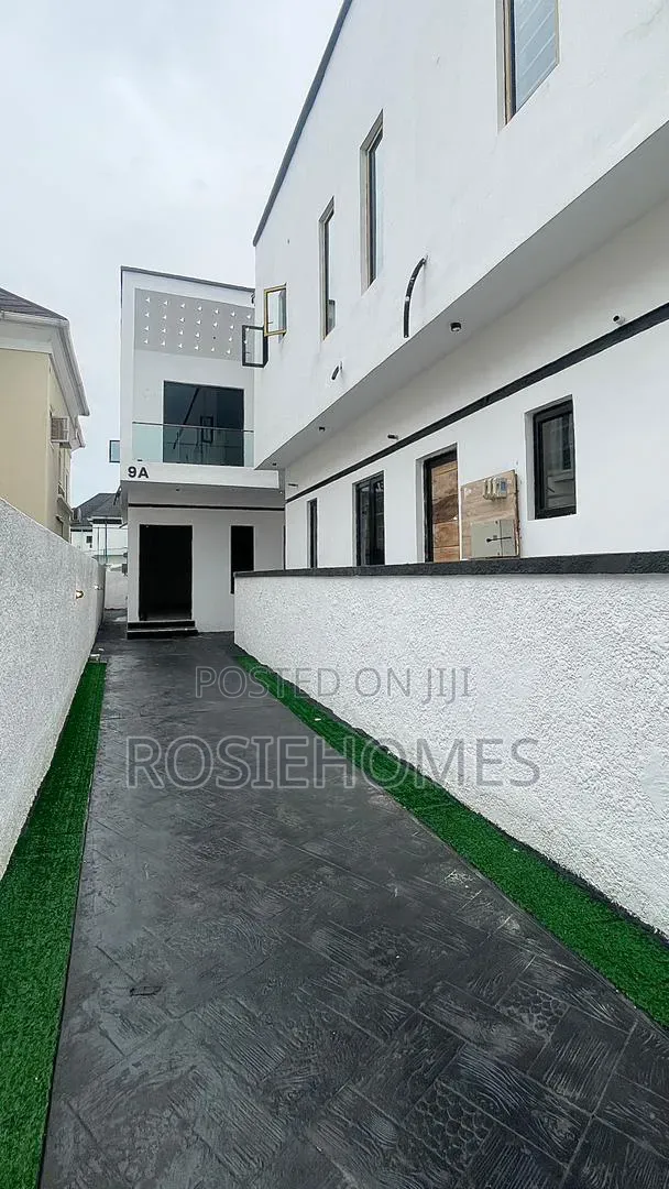 4bdrm Duplex in Chevron for sale