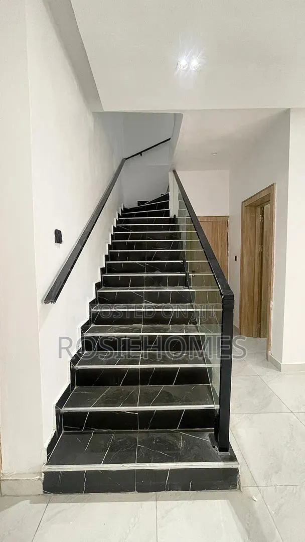 4bdrm Duplex in Chevron for sale