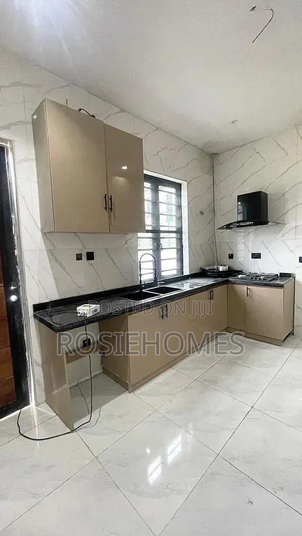 4bdrm Duplex in Chevron for sale