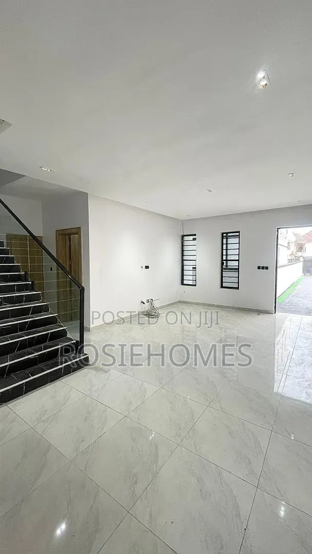 4bdrm Duplex in Chevron for sale
