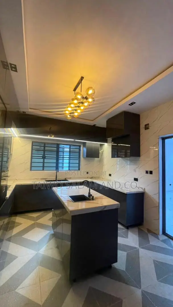 4bdrm Duplex in Akobo for sale