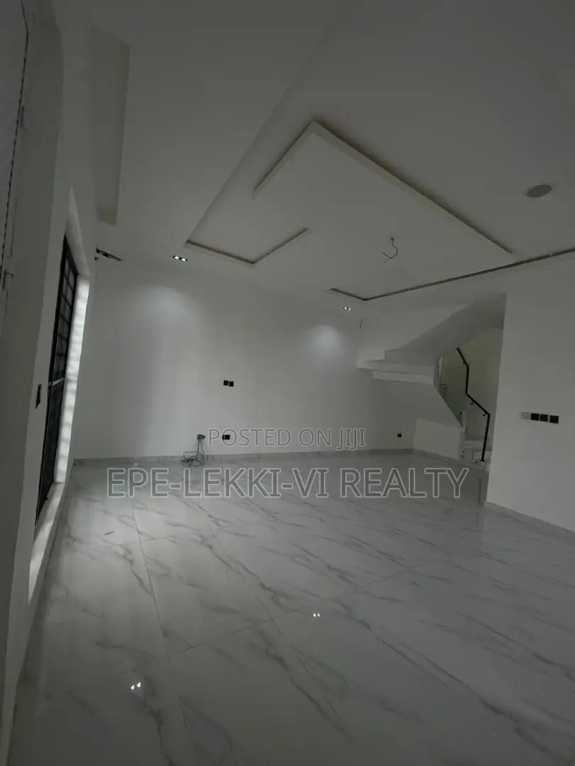 4bdrm Duplex in Lekki for rent