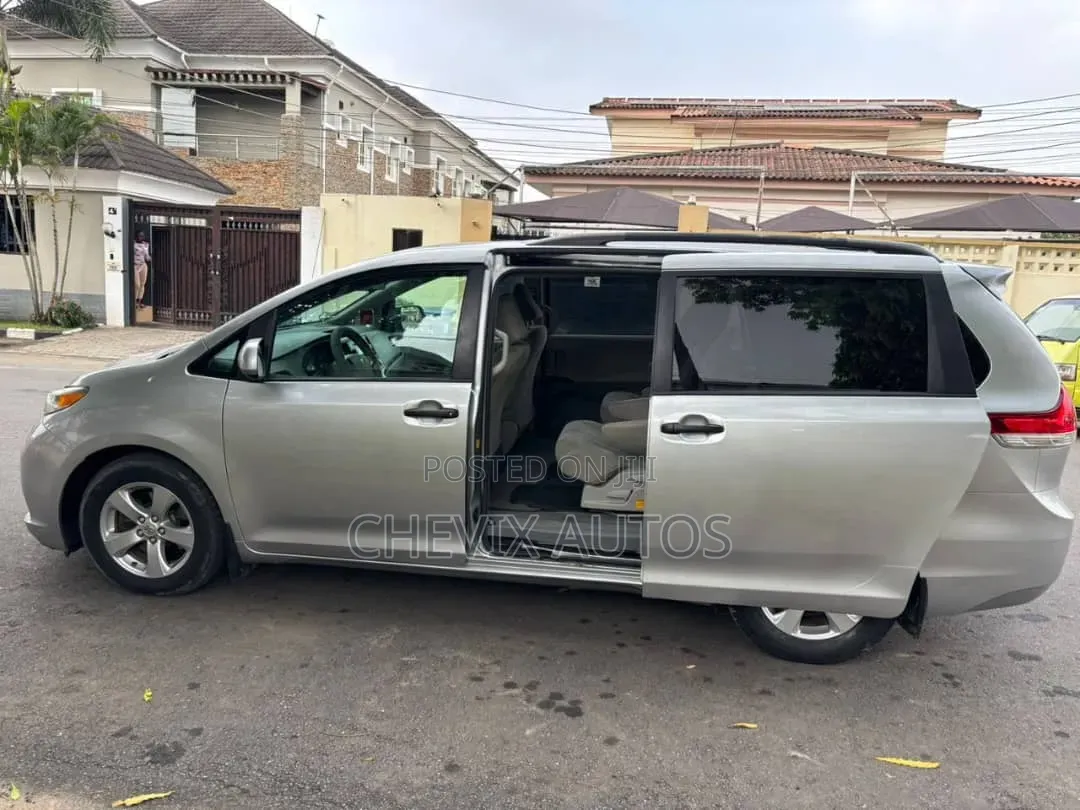 Toyota Sienna 2012 Silver