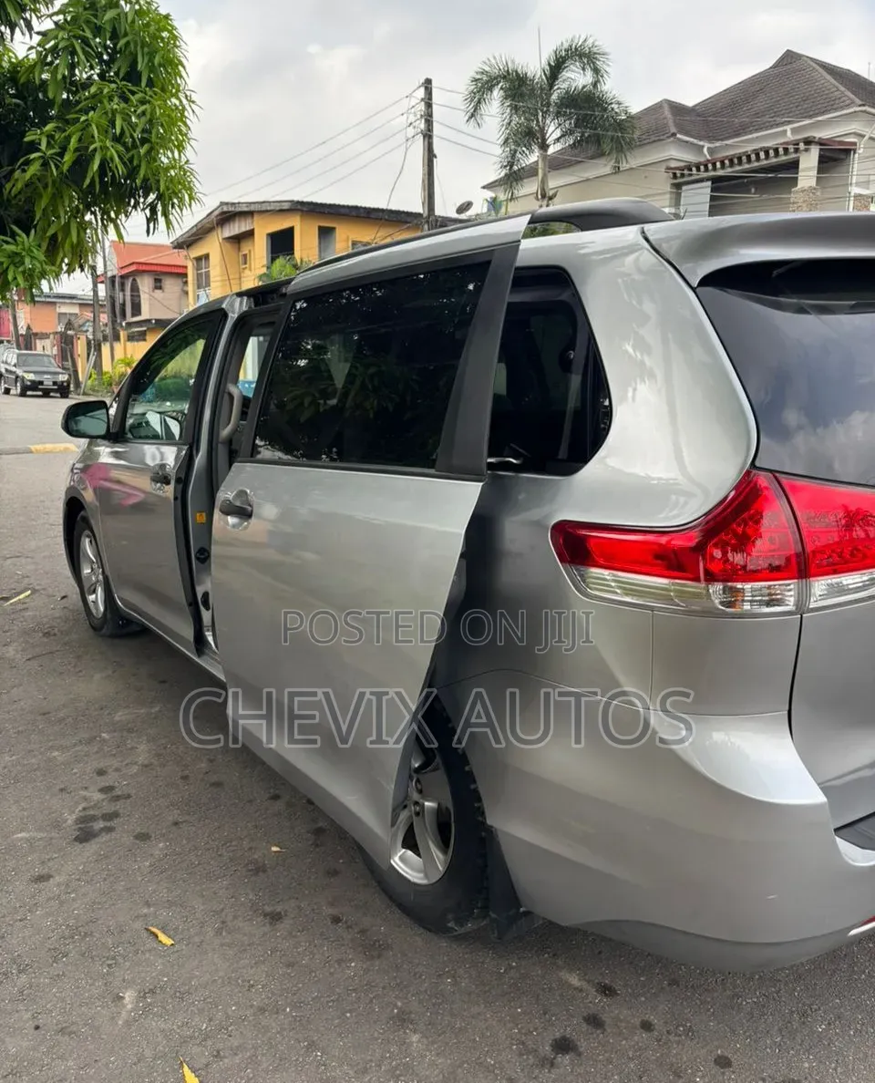 Toyota Sienna 2012 Silver