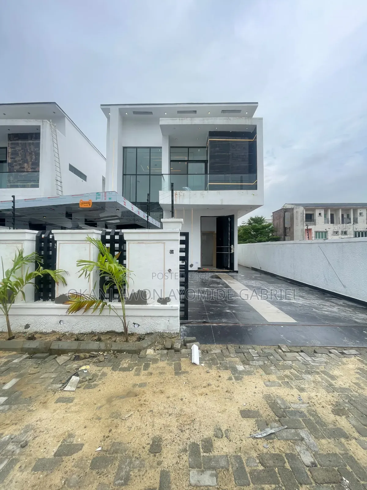 5bdrm Duplex in Chevron for sale