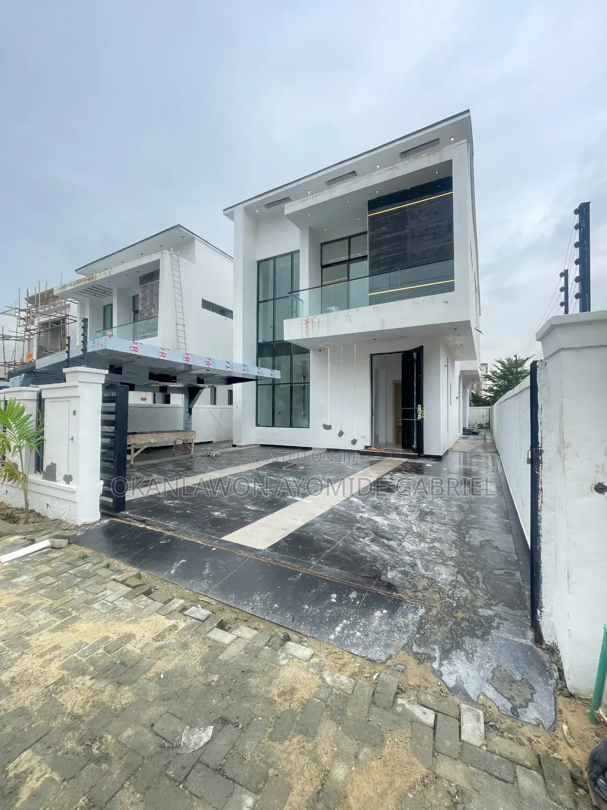 5bdrm Duplex in Chevron for sale