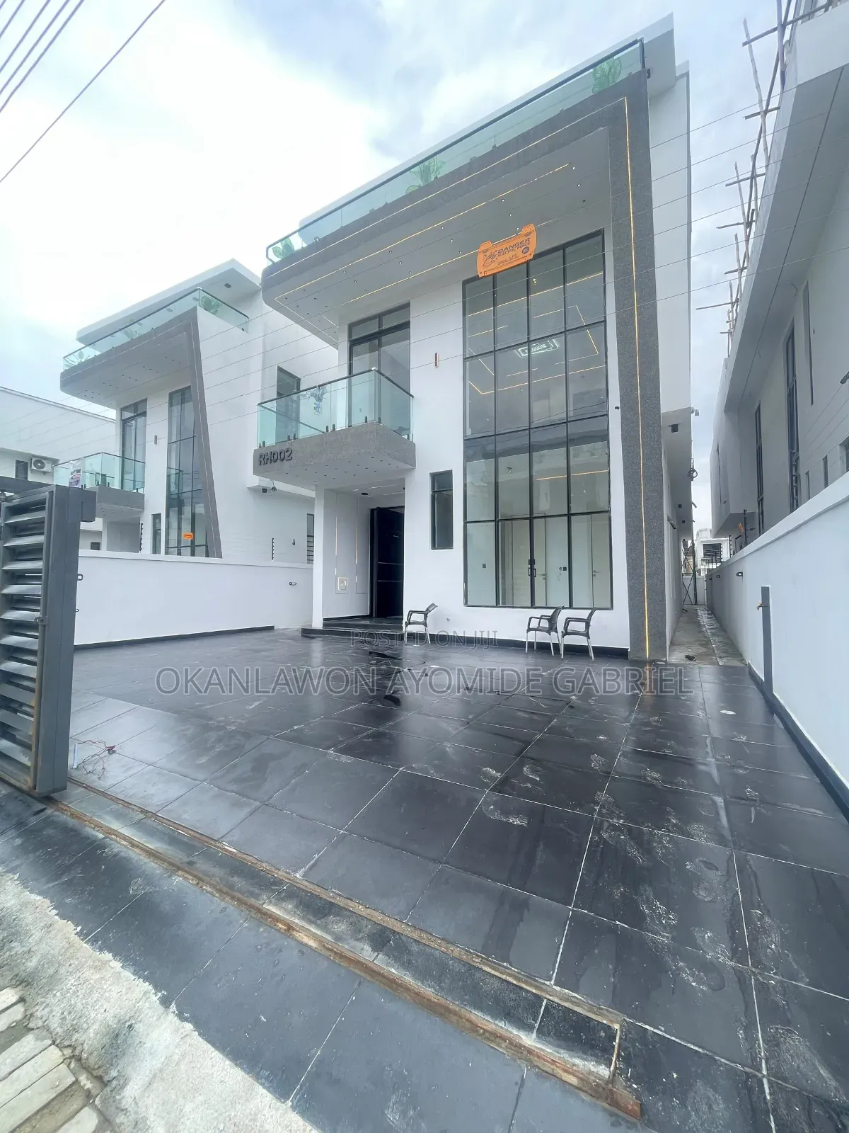 5bdrm Duplex in Chevron for sale