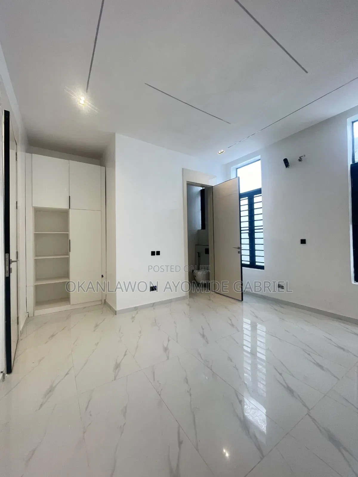 5bdrm Duplex in Chevron for sale