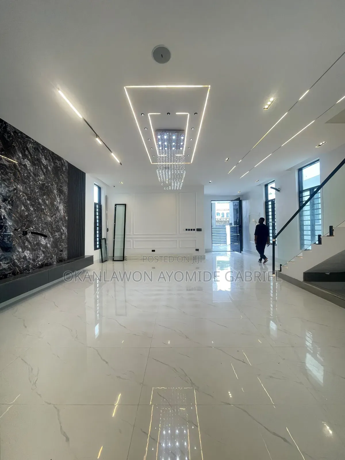 5bdrm Duplex in Chevron for sale