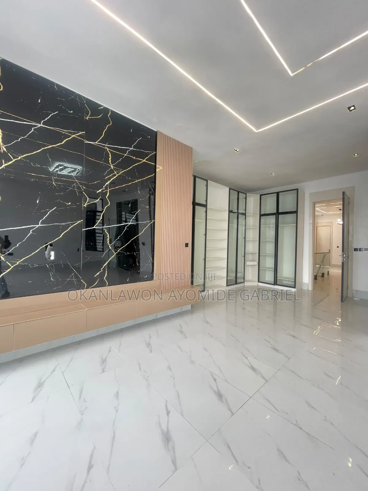 5bdrm Duplex in Chevron for sale