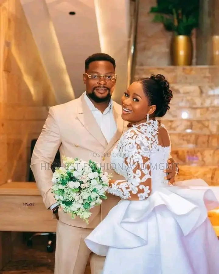Cream-Beige Double-Breasted Suit White Embroidered Lace Bridal Gown
