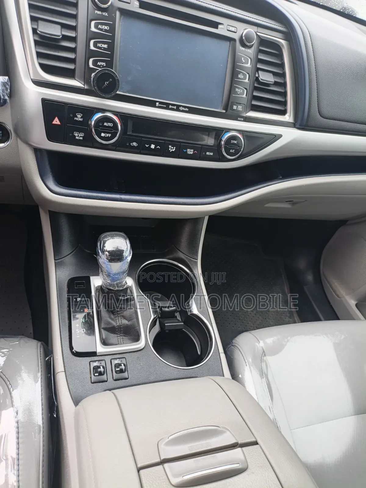Toyota Highlander XLE 4x4 V6 (3.5L 6cyl 8A) 2017