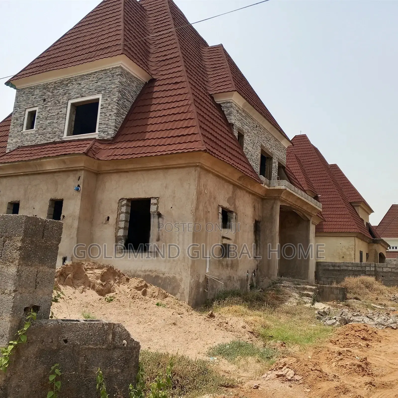 4bdrm Penthouse in Lugbe District. for sale