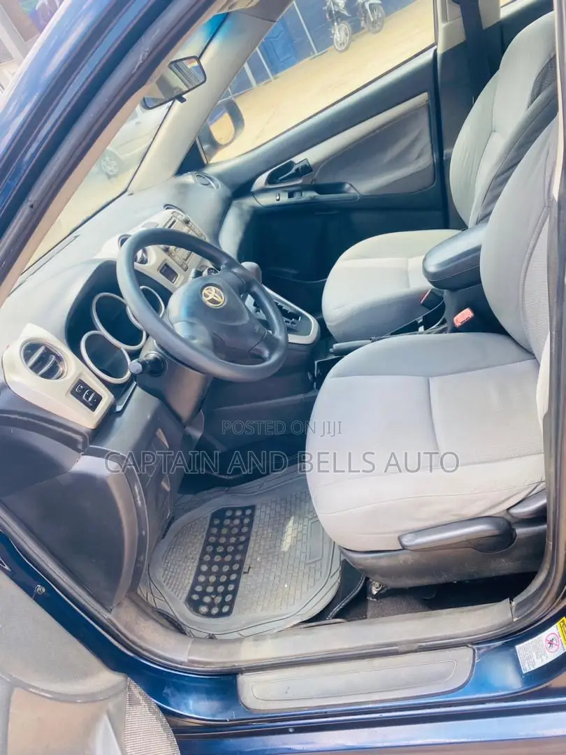 Toyota Matrix Hatchback FWD (1.8L 4cyl 5M) 2010 Blue