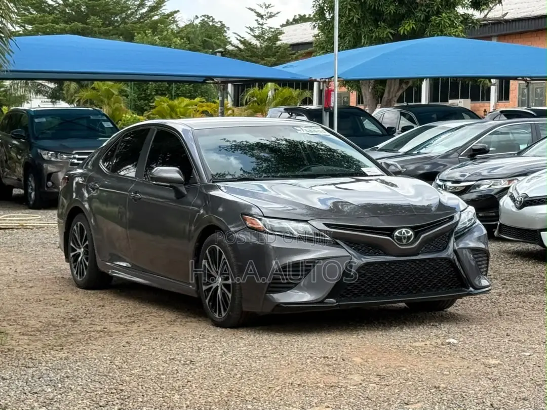 Toyota Camry SE FWD (2.5L 4cyl 8AM) 2018 Gray