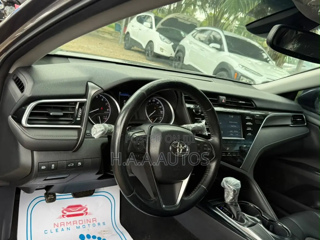 Toyota Camry SE FWD (2.5L 4cyl 8AM) 2018 Gray
