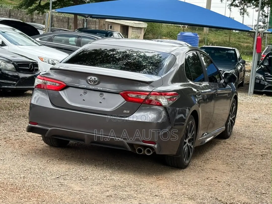 Toyota Camry SE FWD (2.5L 4cyl 8AM) 2018 Gray