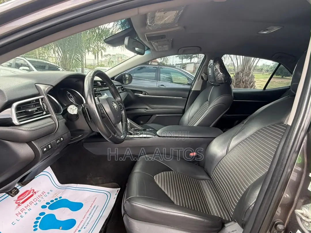 Toyota Camry SE FWD (2.5L 4cyl 8AM) 2018 Gray