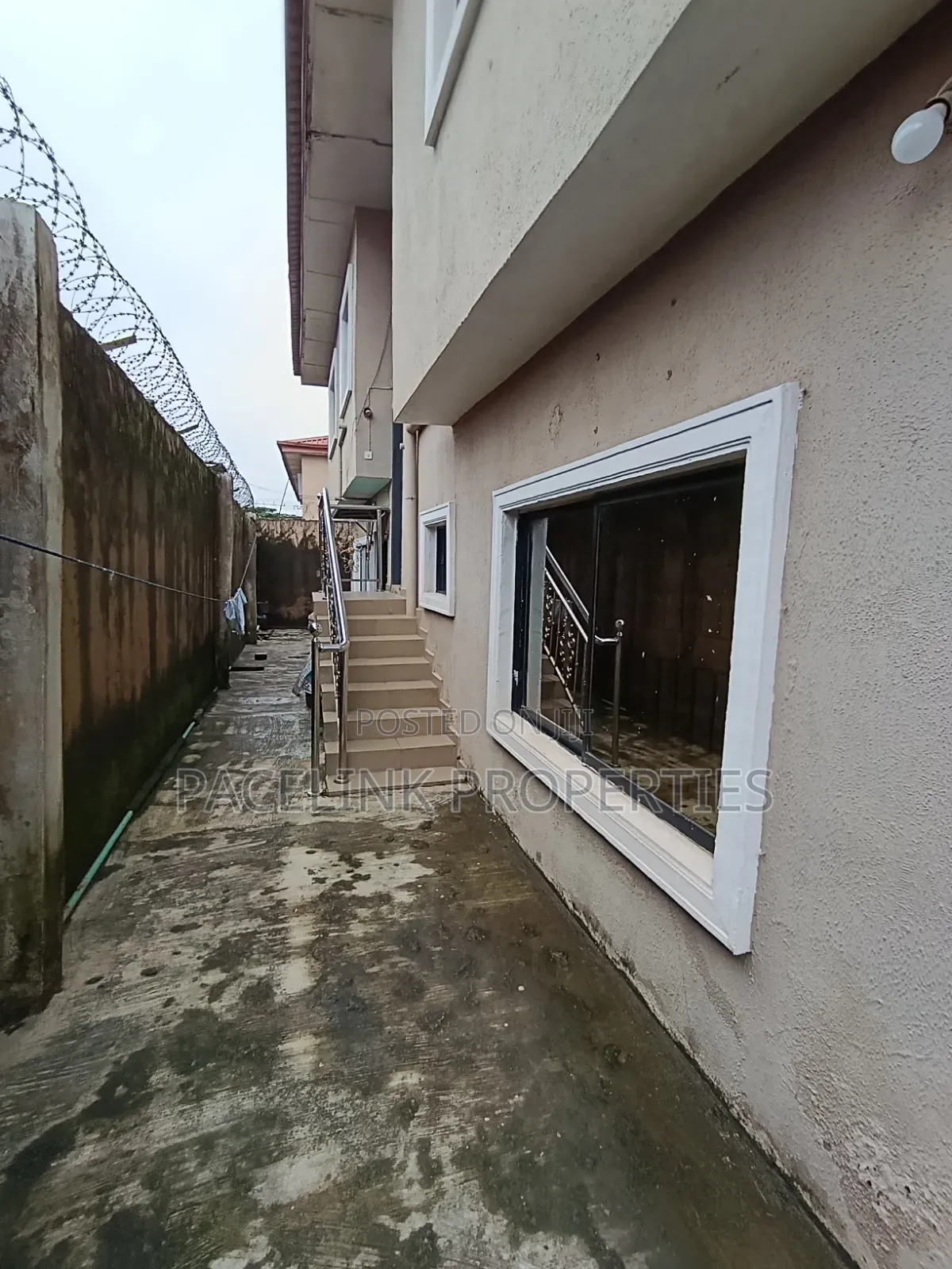 10bdrm Block of Flats in Ipaja / Ipaja for sale