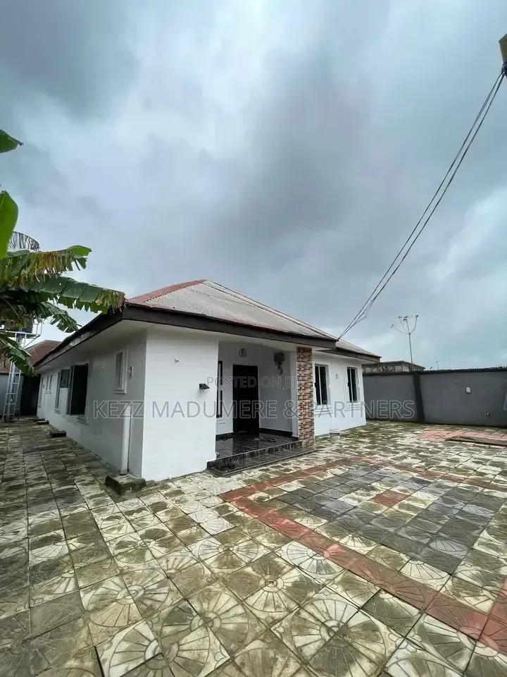 4bdrm Bungalow in Eliozu Eneka Link for sale