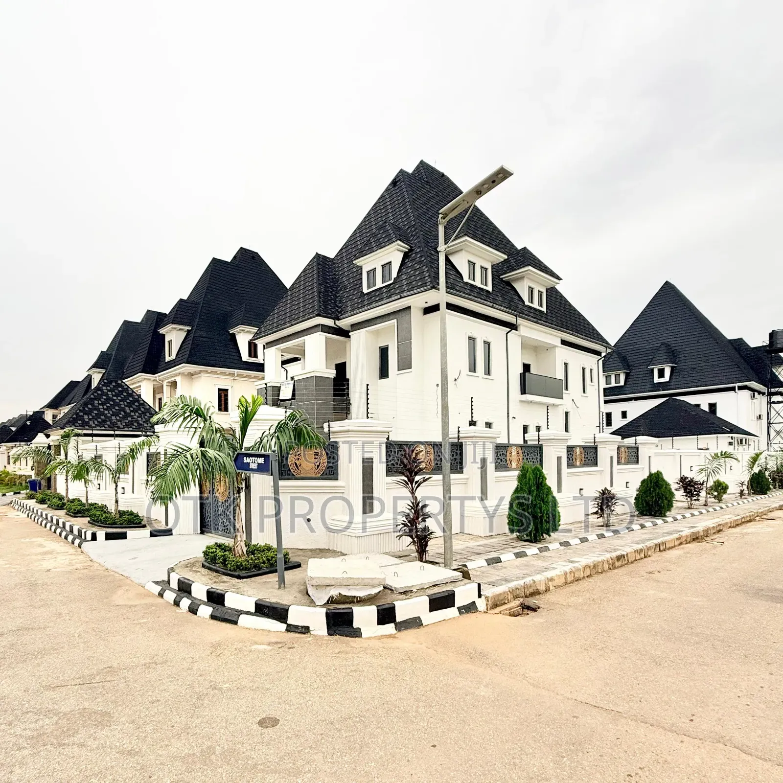 7bdrm Duplex in Efab Metropolis, Bunkoro for sale