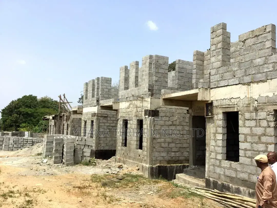 4bdrm Duplex in Mams Estate, Mbora for sale