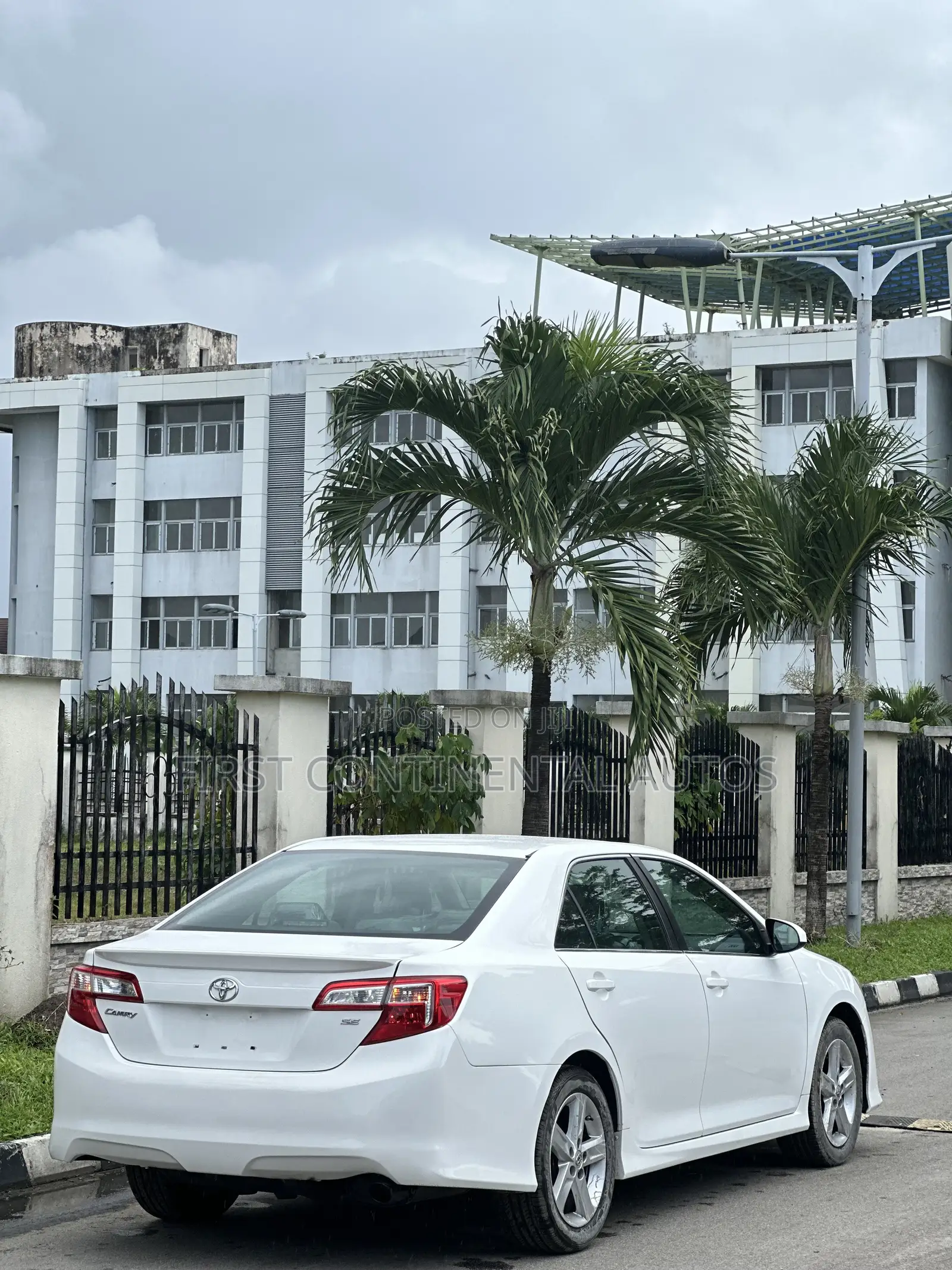 Toyota Camry SE 4dr Sedan (2.5L 4cyl 6A) 2013 White