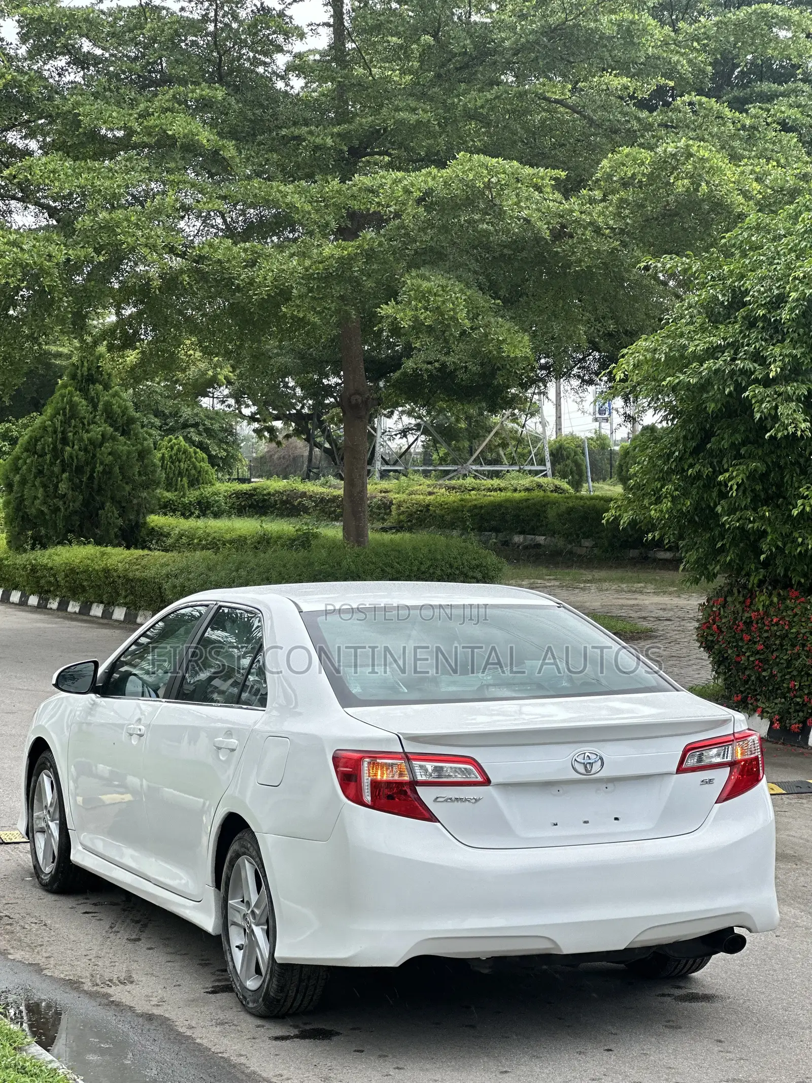 Toyota Camry SE 4dr Sedan (2.5L 4cyl 6A) 2013 White