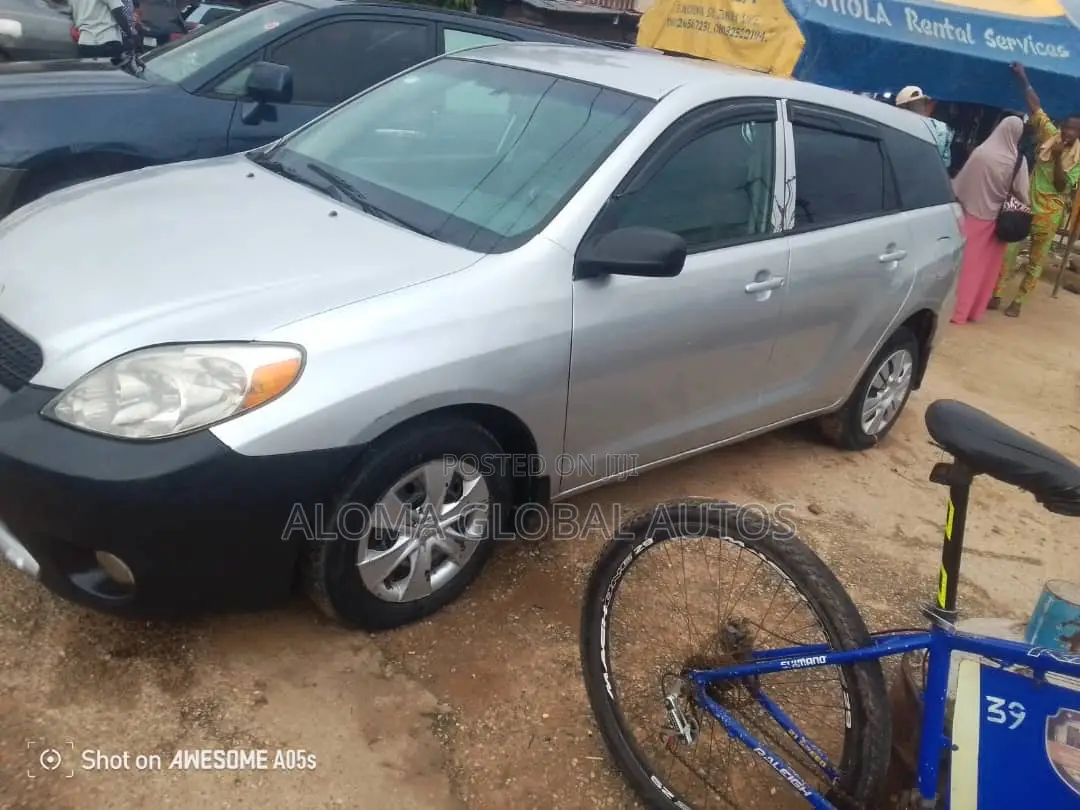 Toyota Matrix XR Hatchback FWD (1.8L 4cyl 4A) 2007 Silver