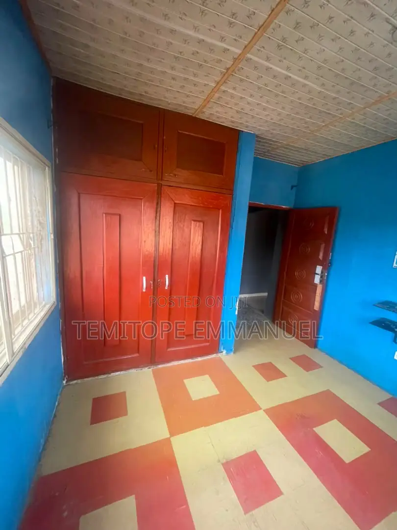 Furnished Mini Flat in Shasha for rent