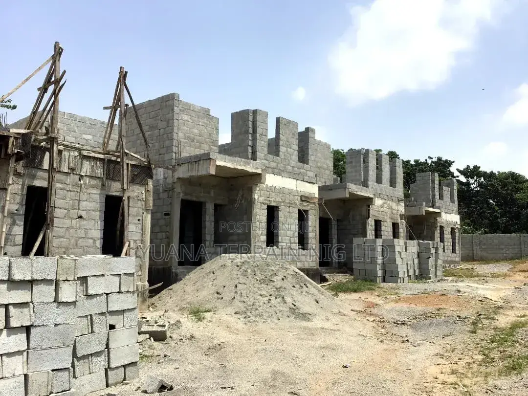 4bdrm Duplex in Mams Estate, Mbora for sale