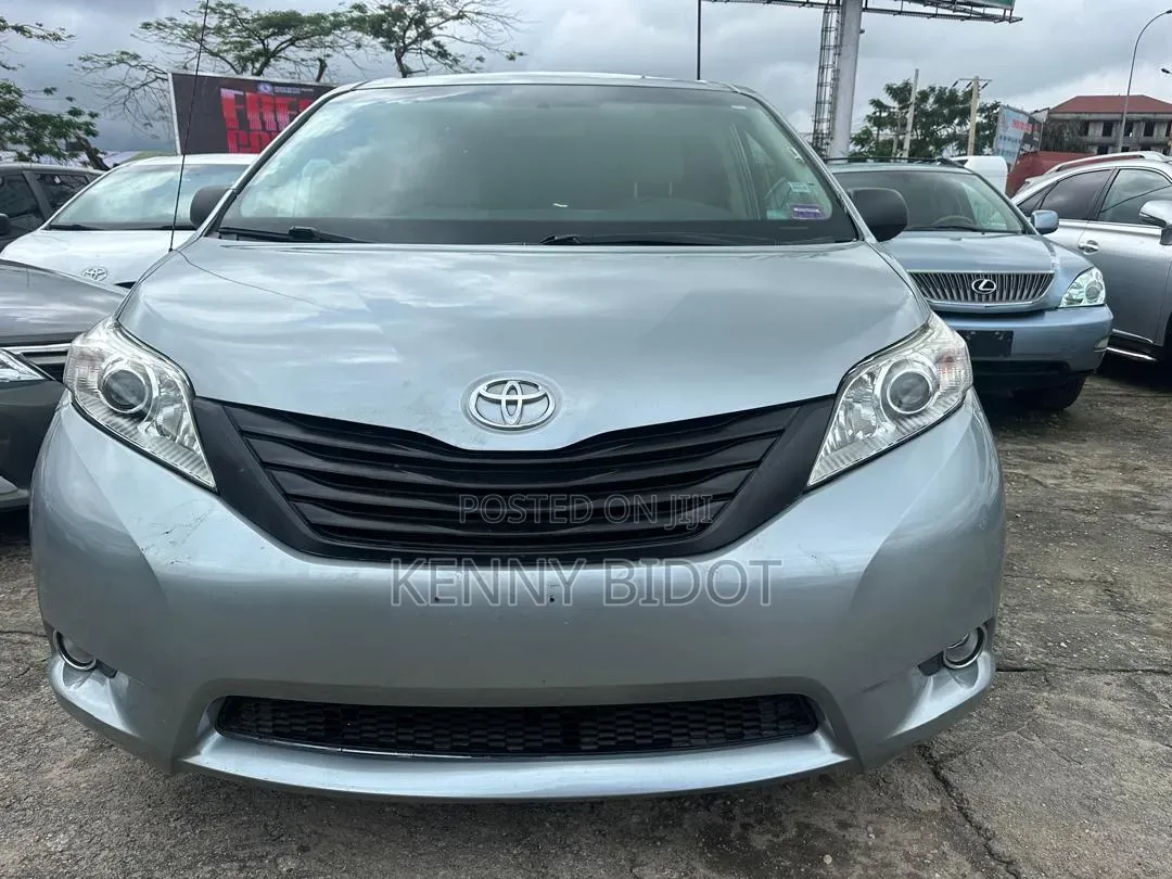 Toyota Sienna 2011 Silver