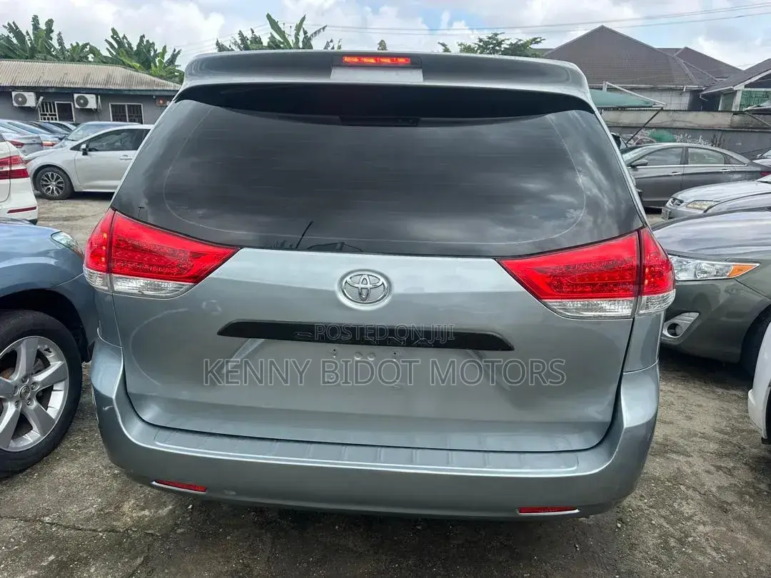 Toyota Sienna 2011 Silver