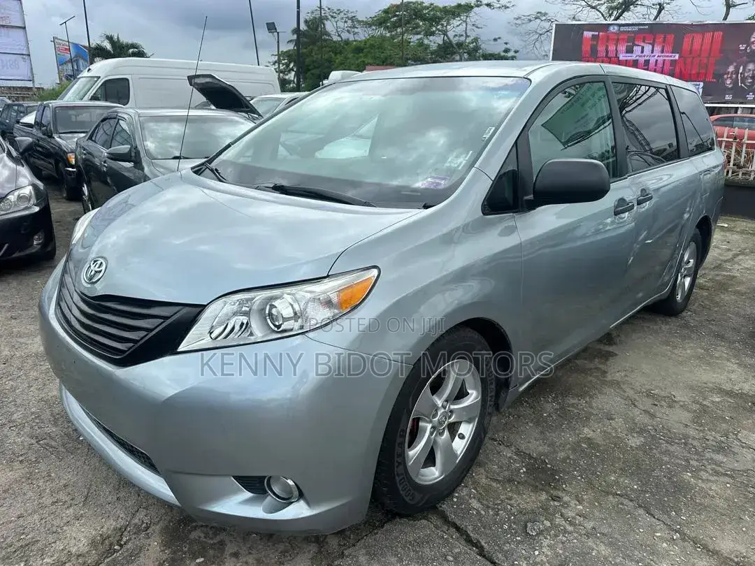 Toyota Sienna 2011 Silver