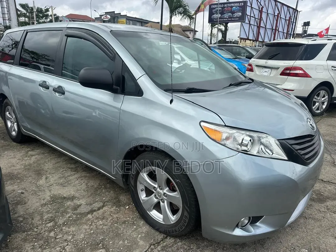 Toyota Sienna 2011 Silver