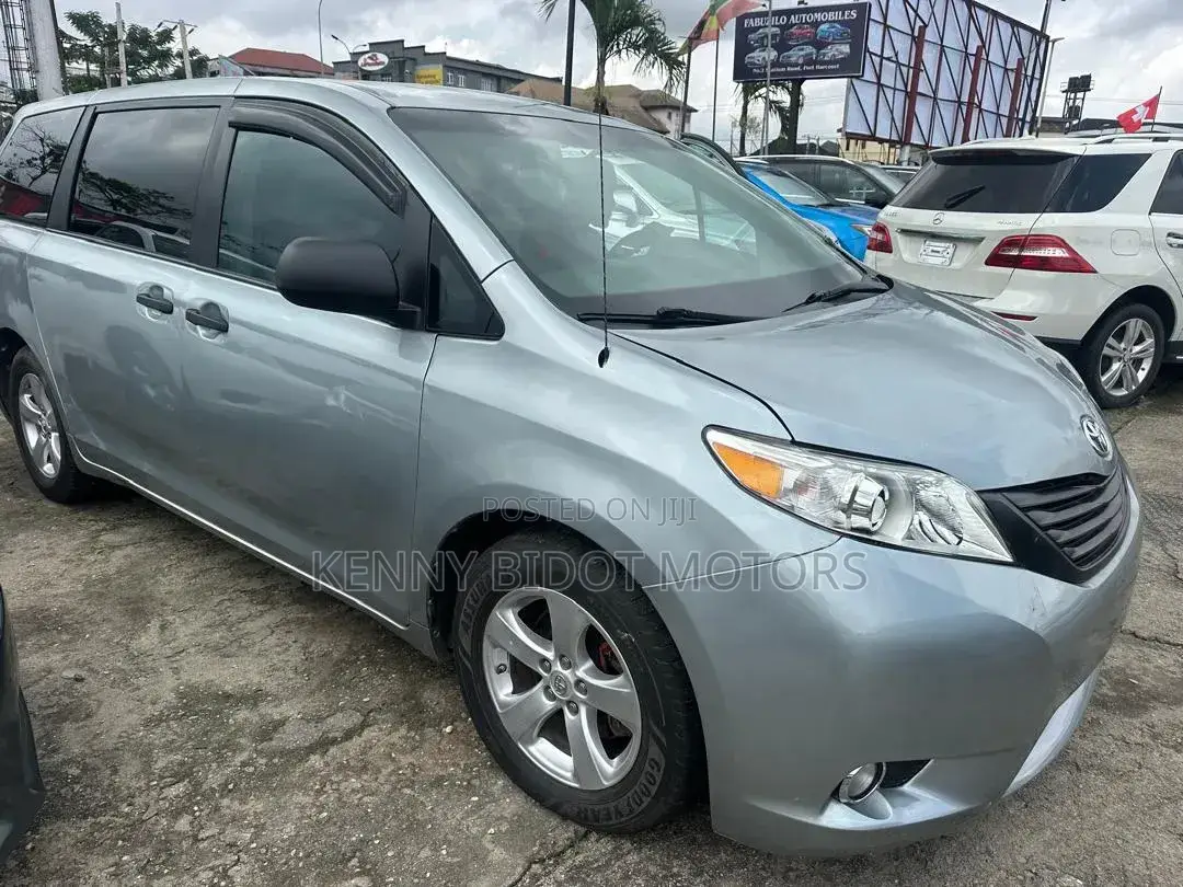 Toyota Sienna 2011 Silver